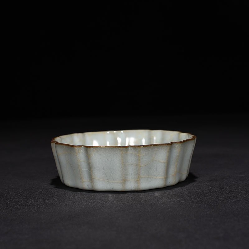 Song Dynasty Guan kiln Kui Kou wash