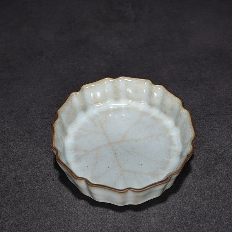 Song Dynasty Guan kiln Kui Kou wash