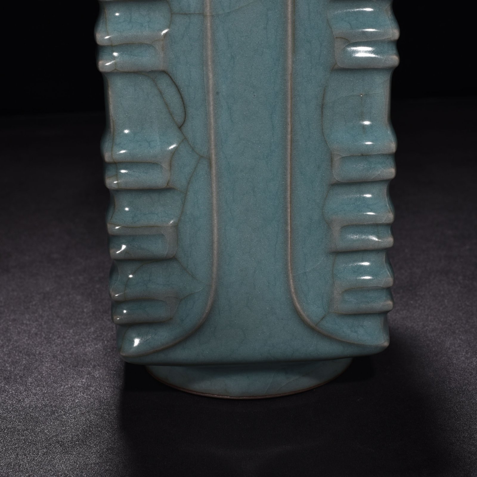 Song Dynasty official kiln celadon vase with Bagua pattern