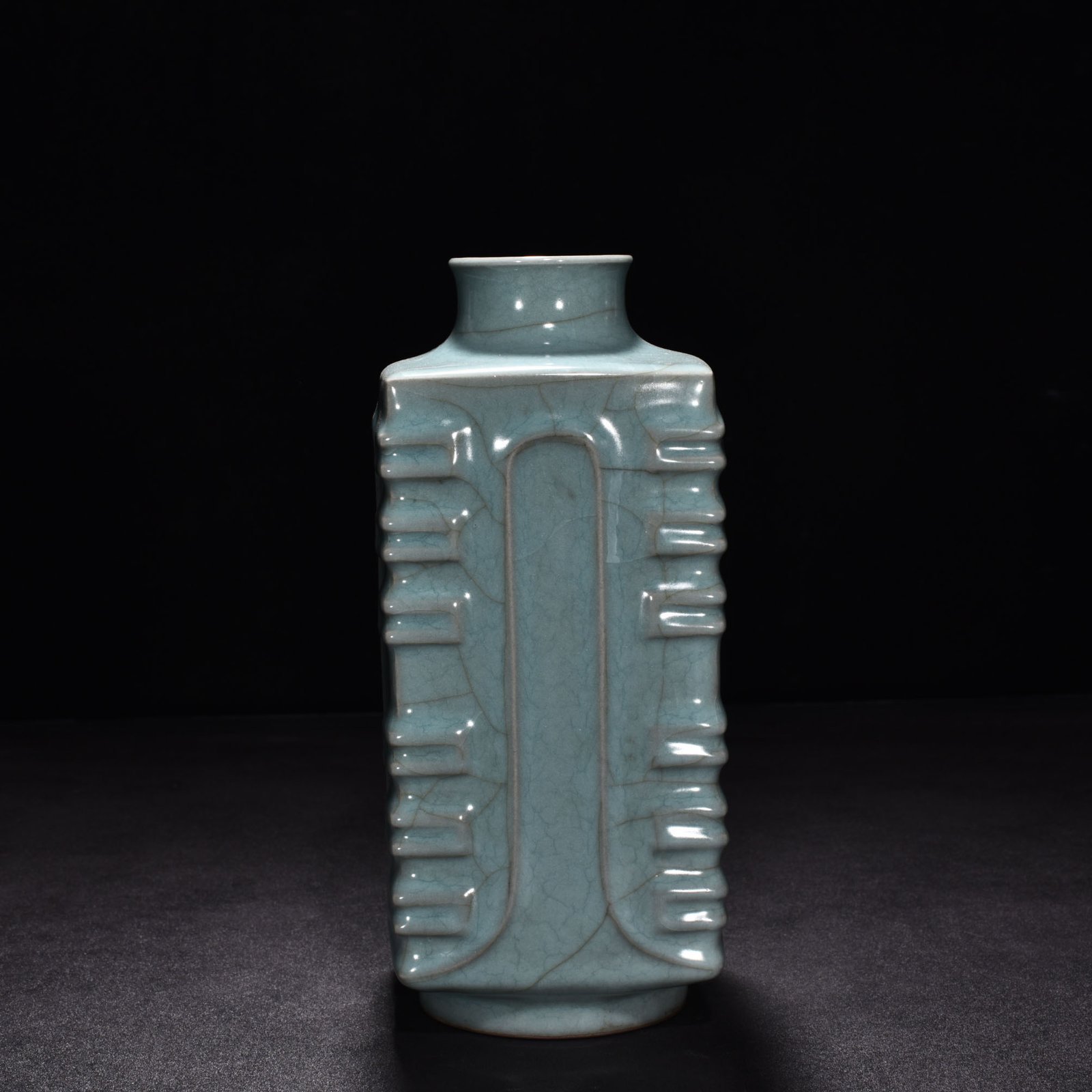 Song Dynasty official kiln celadon vase with Bagua pattern