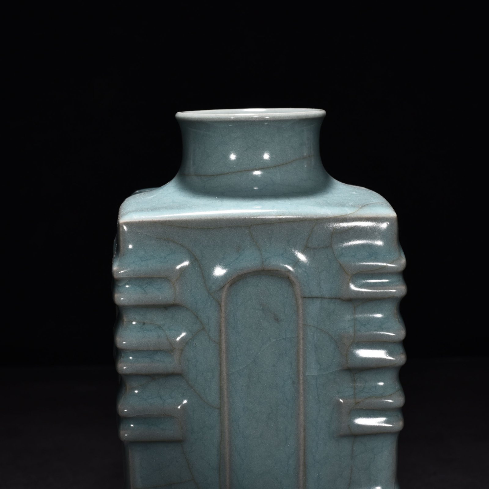 Song Dynasty official kiln celadon vase with Bagua pattern