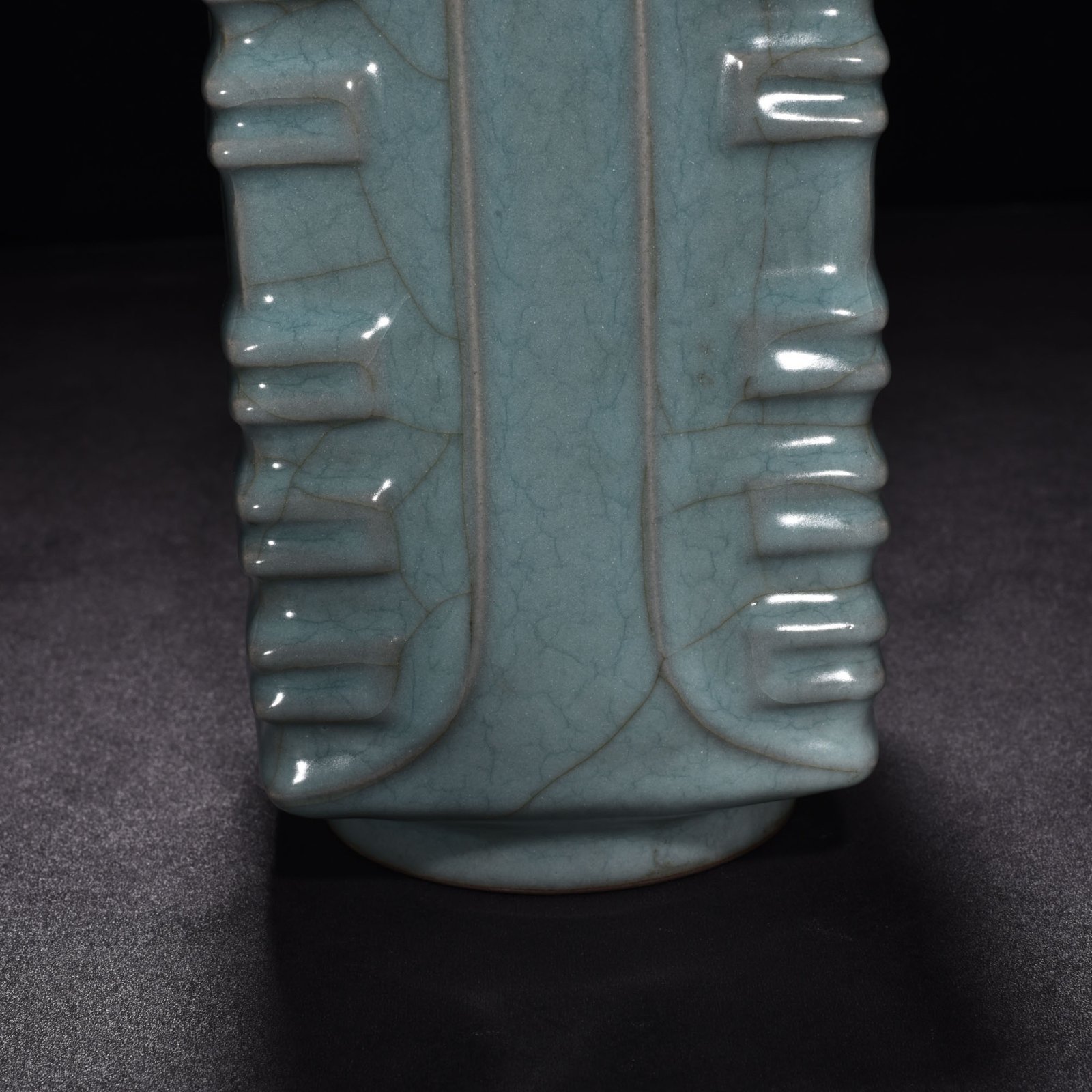 Song Dynasty official kiln celadon vase with Bagua pattern