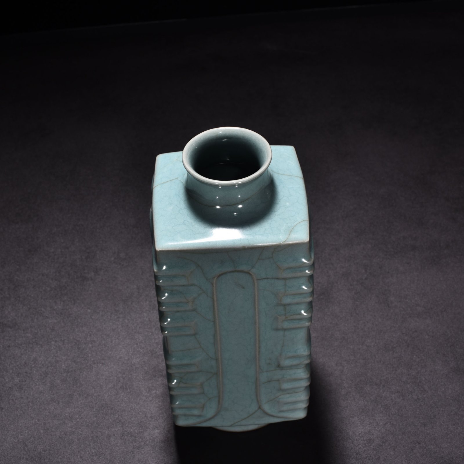 Song Dynasty official kiln celadon vase with Bagua pattern