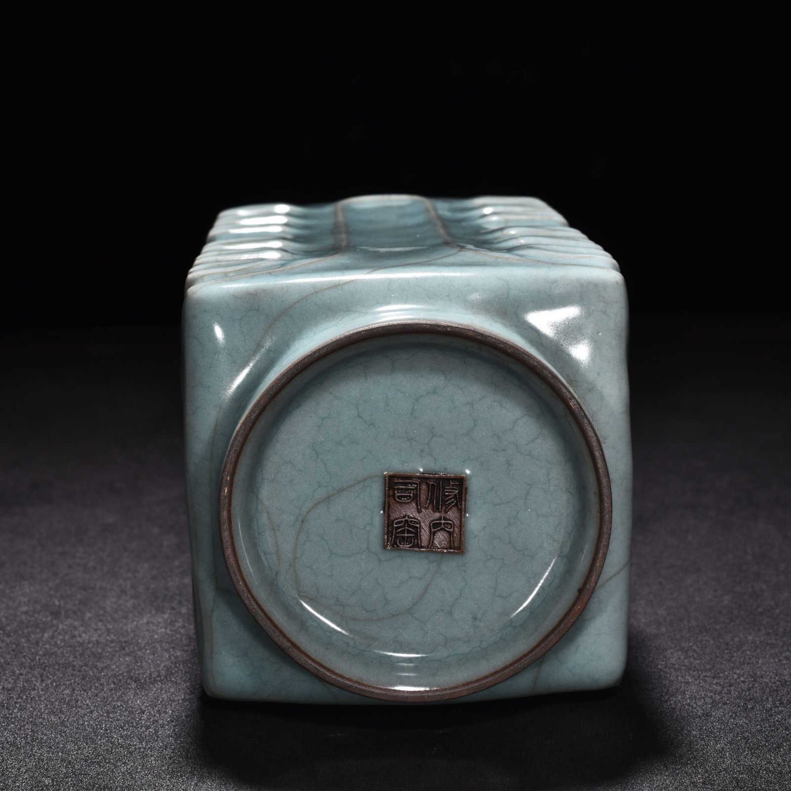 Song Dynasty official kiln celadon vase with Bagua pattern