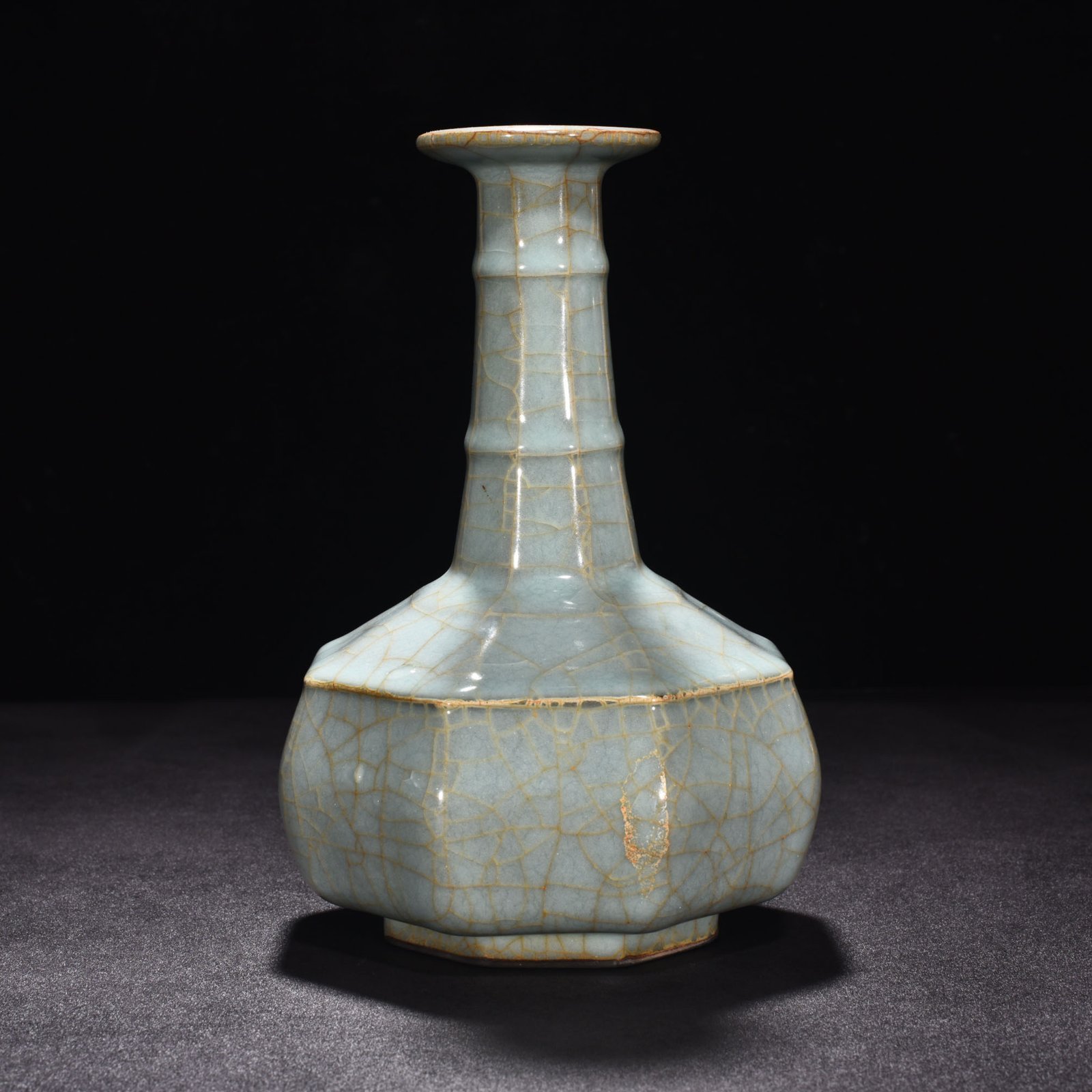 Song Dynasty official kiln celadon octagonal plate mouth hammer vase