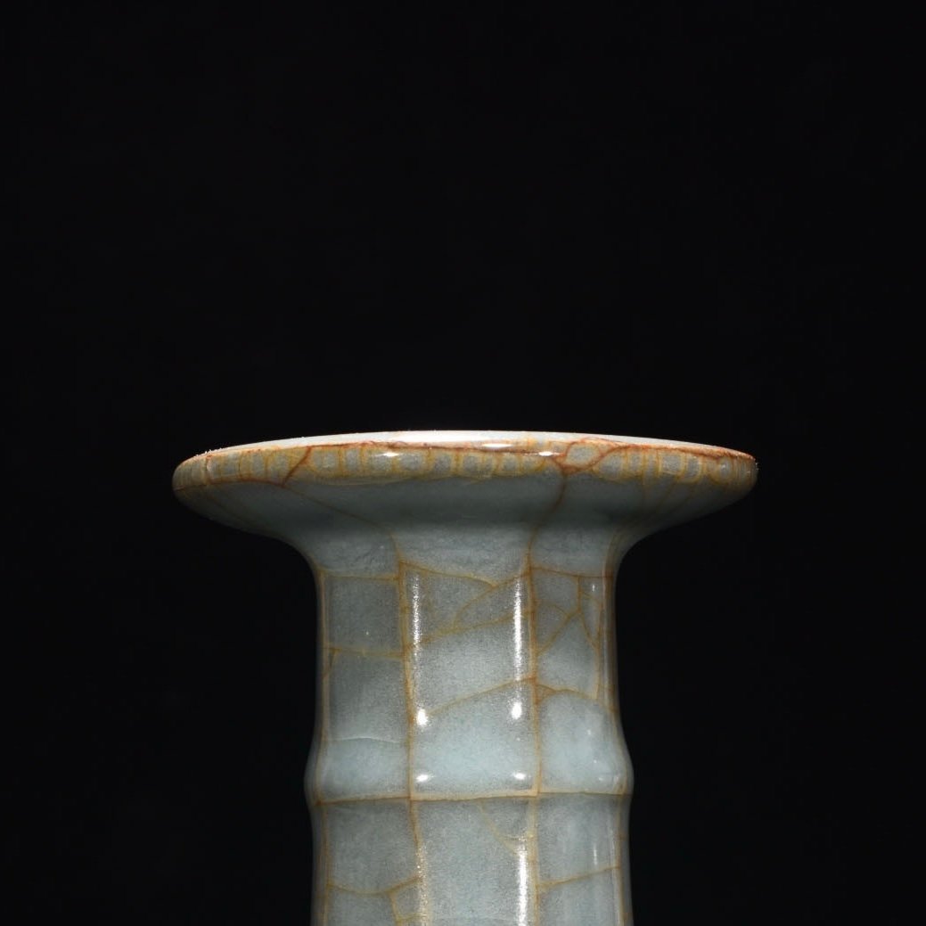 Song Dynasty official kiln celadon octagonal plate mouth hammer vase