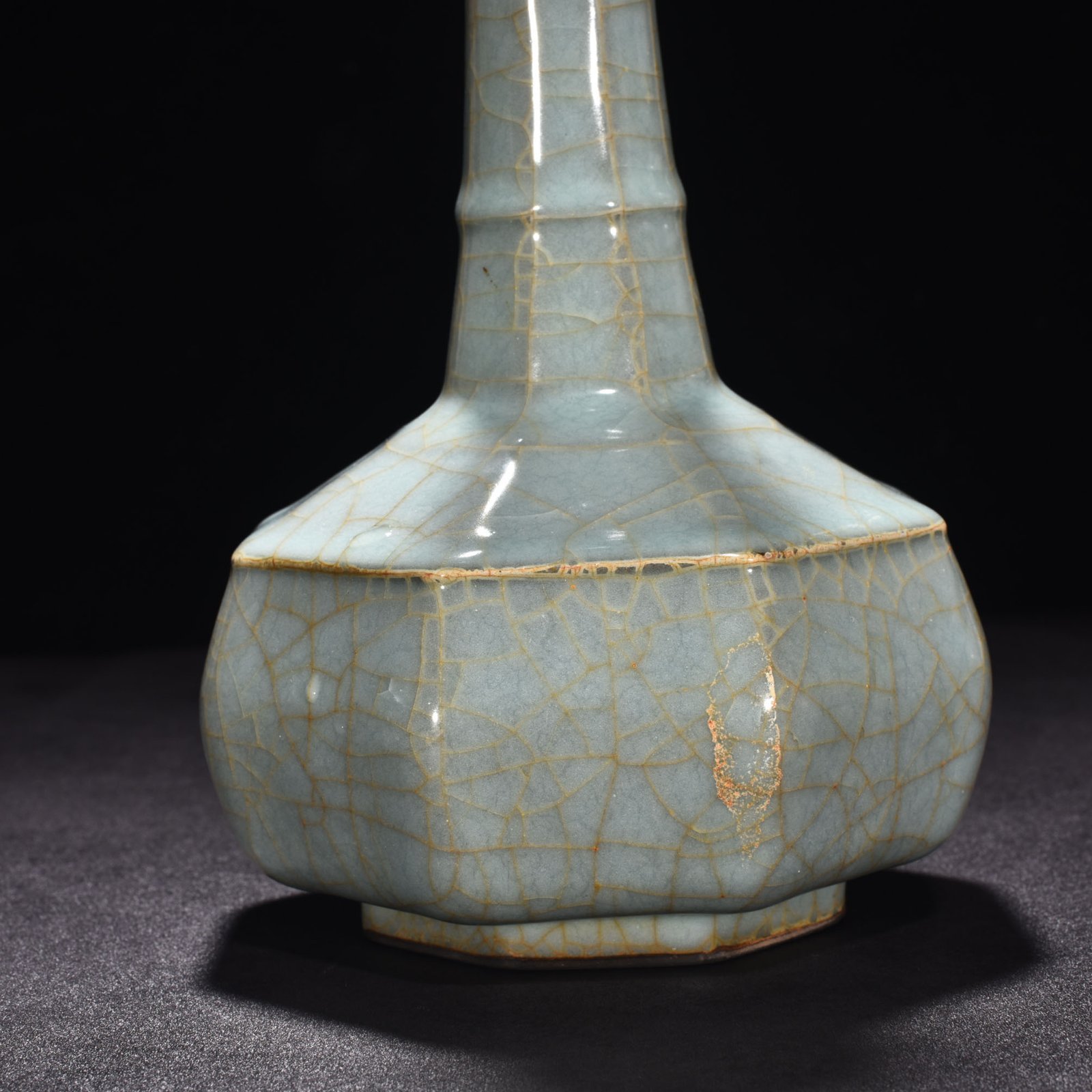 Song Dynasty official kiln celadon octagonal plate mouth hammer vase