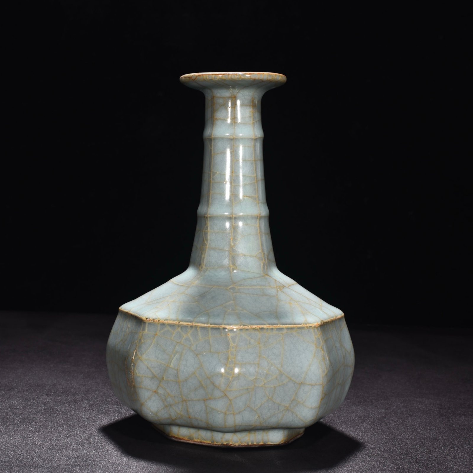 Song Dynasty official kiln celadon octagonal plate mouth hammer vase