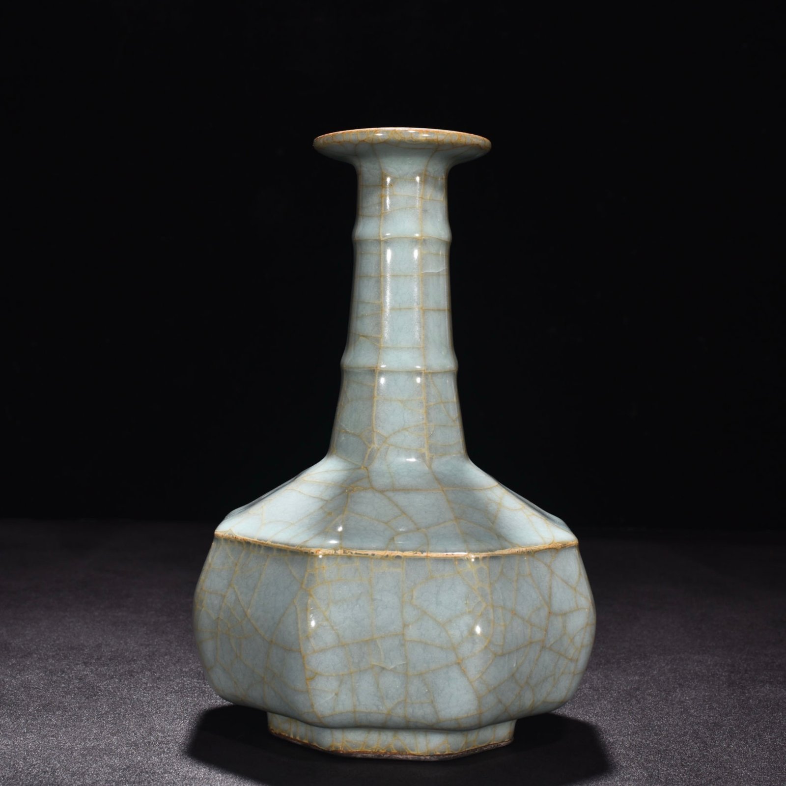 Song Dynasty official kiln celadon octagonal plate mouth hammer vase