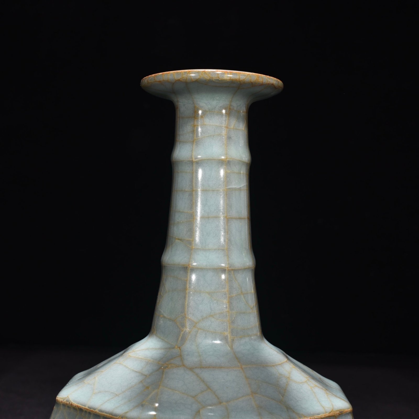 Song Dynasty official kiln celadon octagonal plate mouth hammer vase