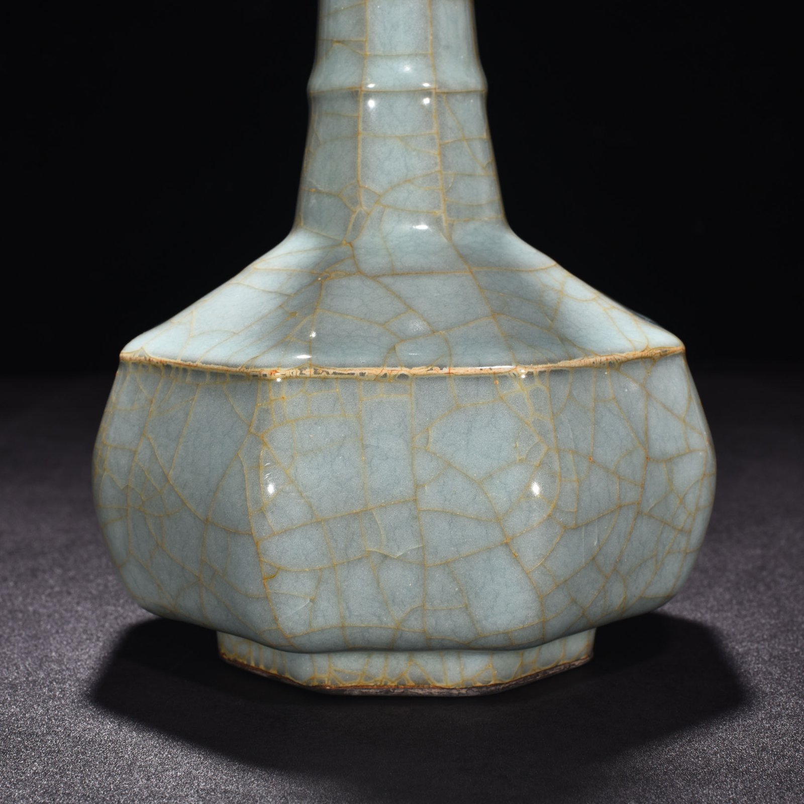 Song Dynasty official kiln celadon octagonal plate mouth hammer vase