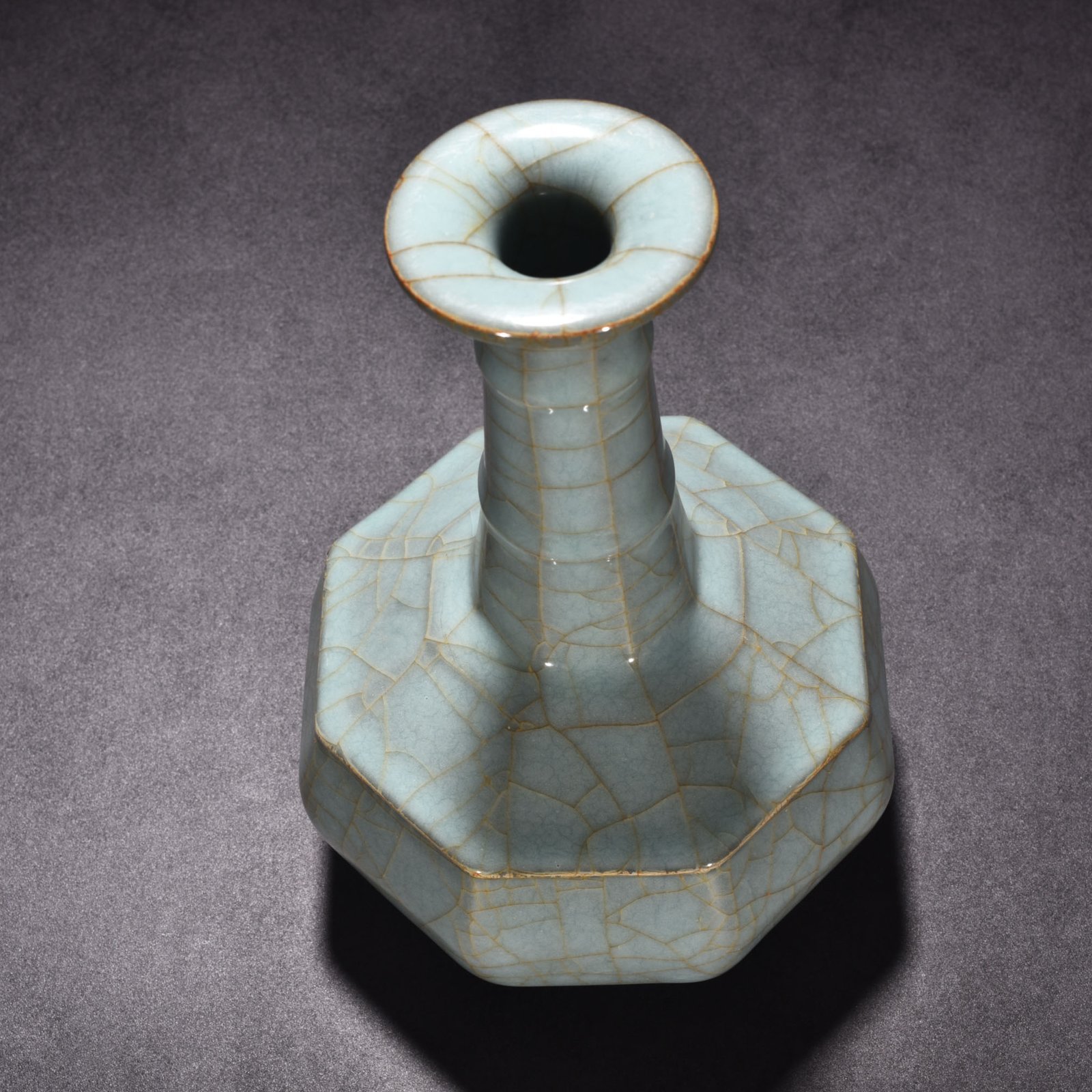 Song Dynasty official kiln celadon octagonal plate mouth hammer vase