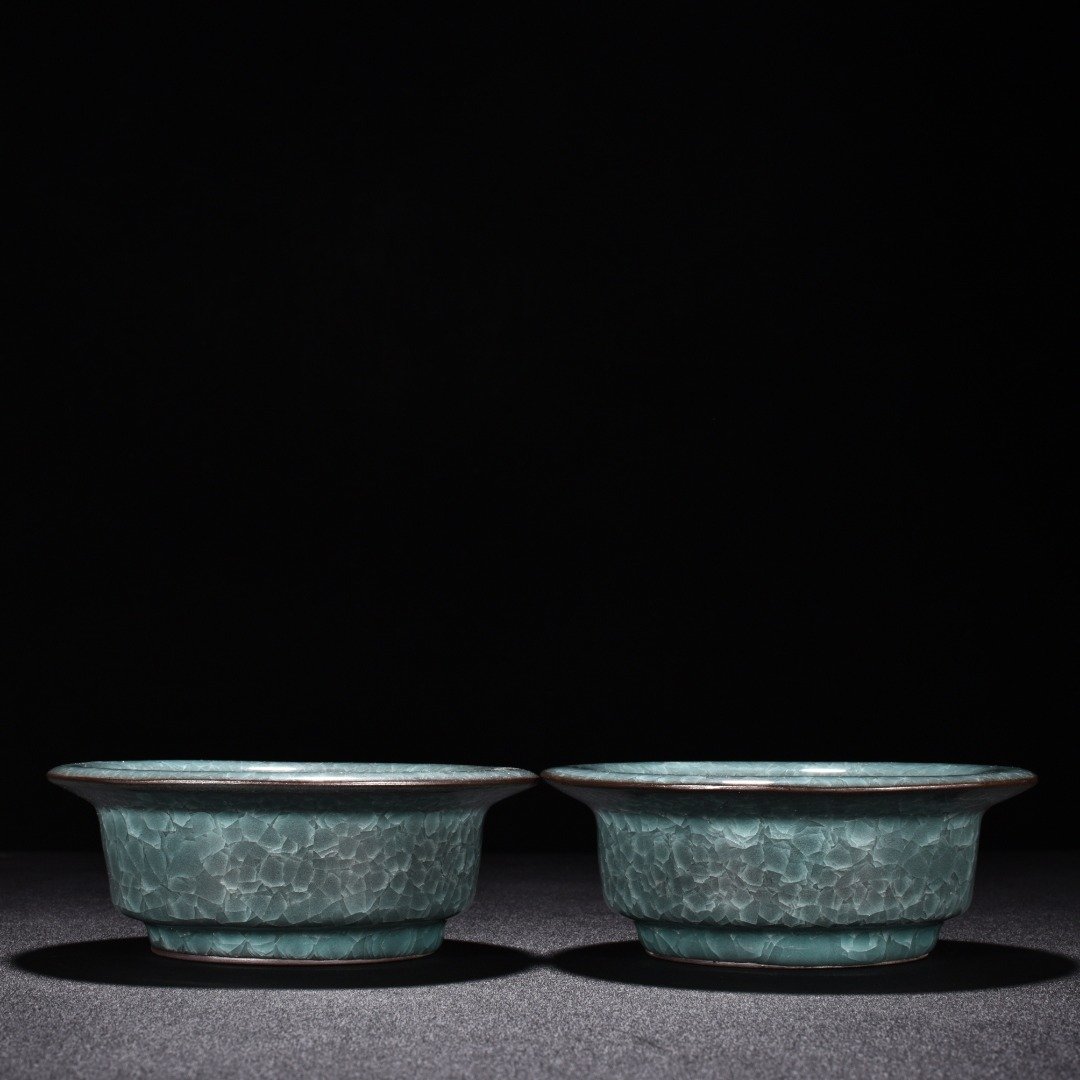 Song Dynasty official kiln celadon ice crack folded edge wash