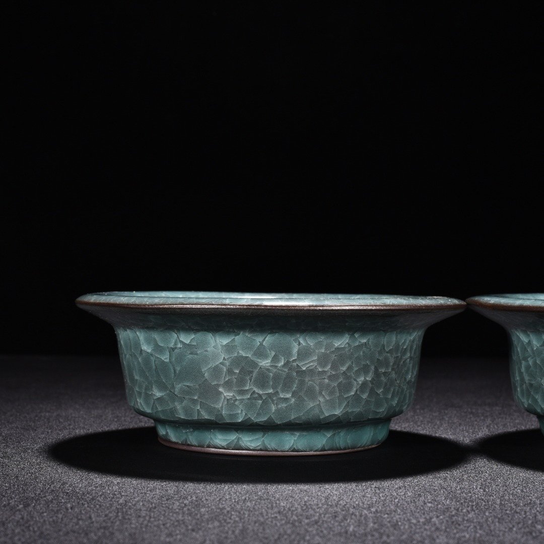Song Dynasty official kiln celadon ice crack folded edge wash