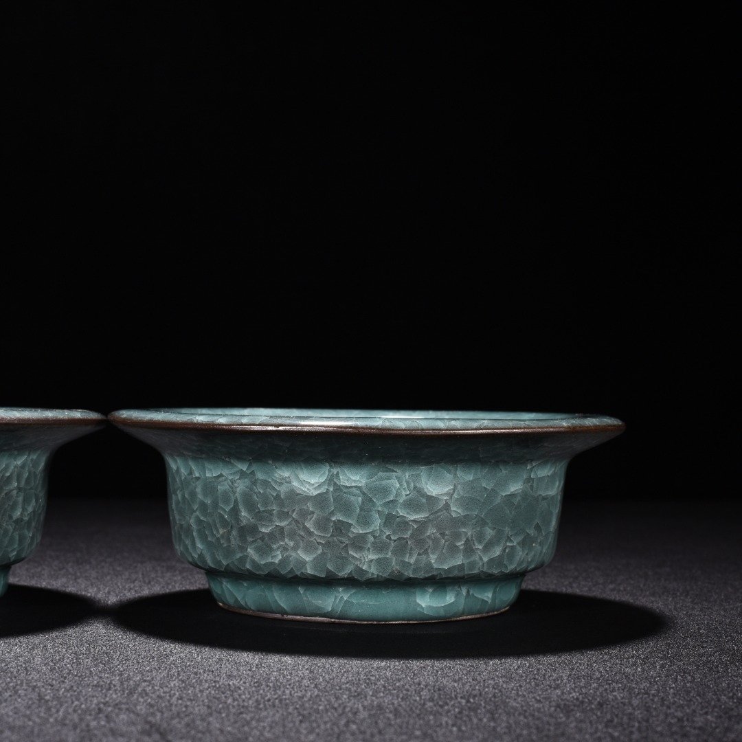 Song Dynasty official kiln celadon ice crack folded edge wash