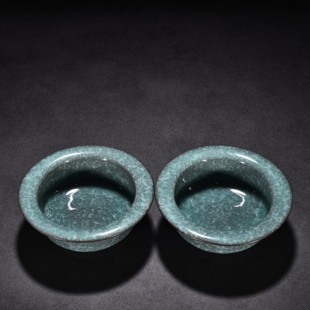 Song Dynasty official kiln celadon ice crack folded edge wash