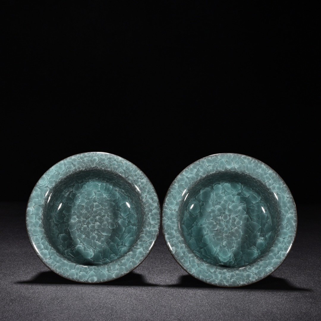 Song Dynasty official kiln celadon ice crack folded edge wash