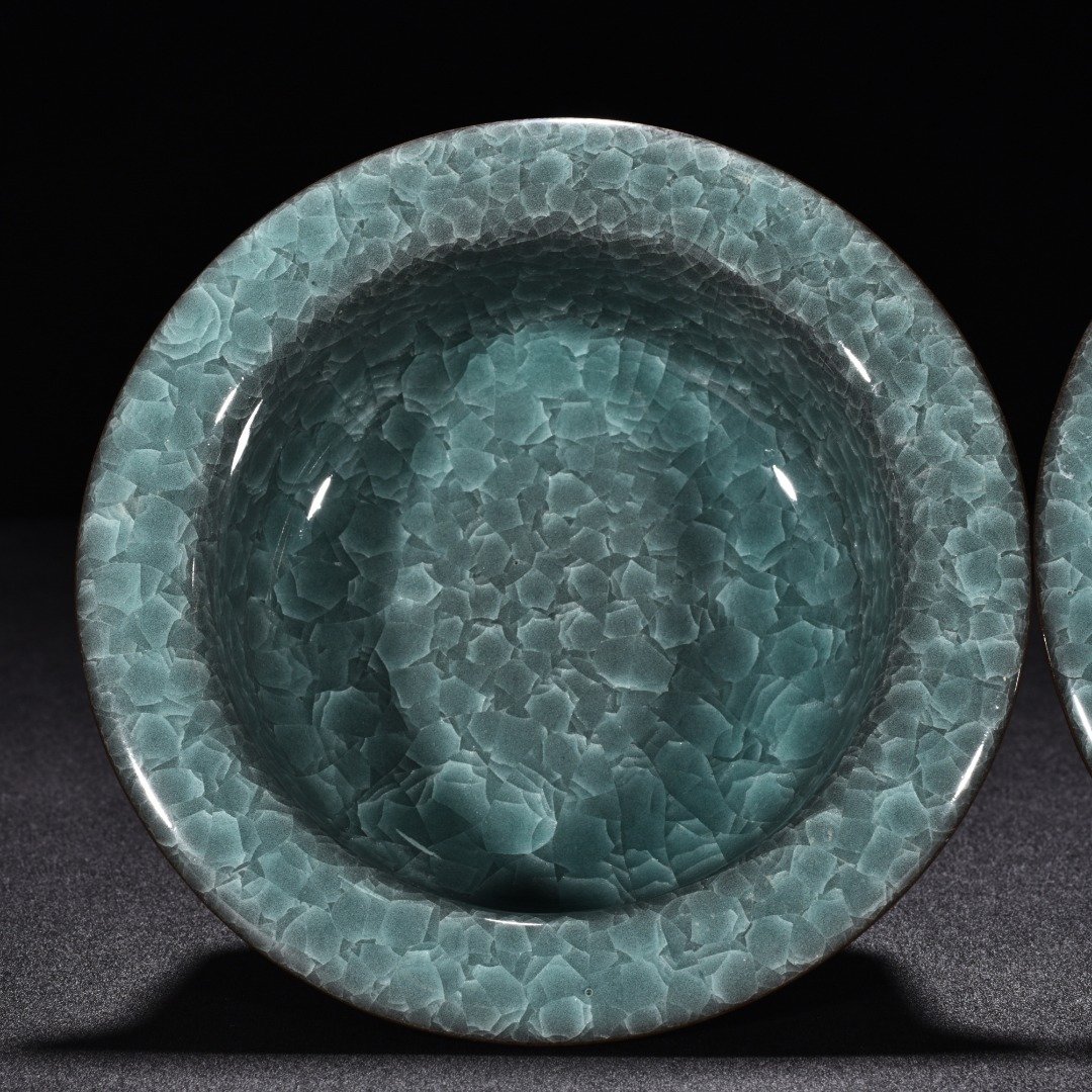 Song Dynasty official kiln celadon ice crack folded edge wash