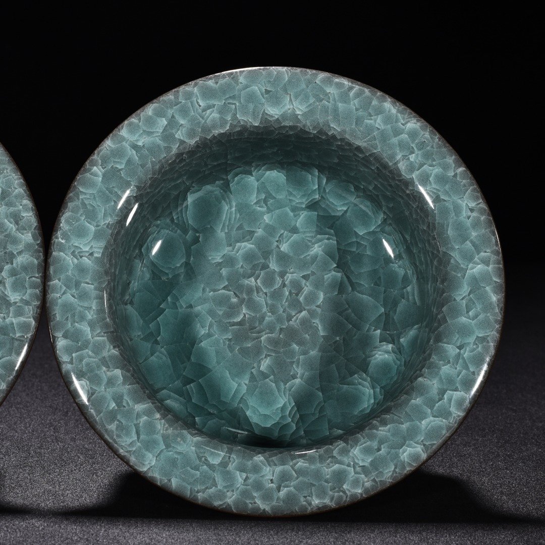 Song Dynasty official kiln celadon ice crack folded edge wash
