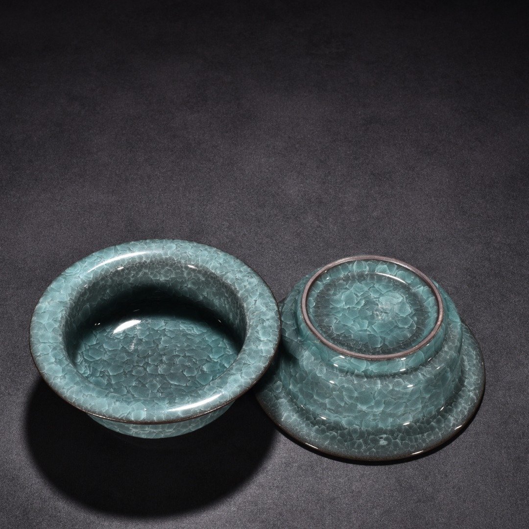 Song Dynasty official kiln celadon ice crack folded edge wash
