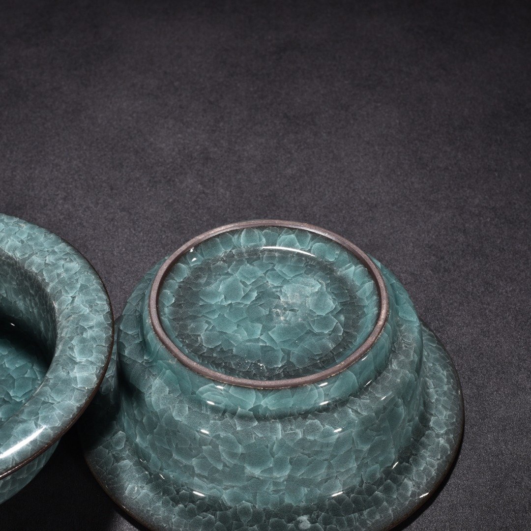 Song Dynasty official kiln celadon ice crack folded edge wash