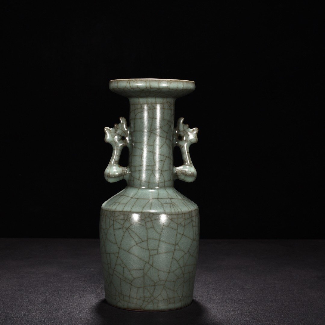 Song Dynasty official kiln celadon phoenix ear plate-mouth vase