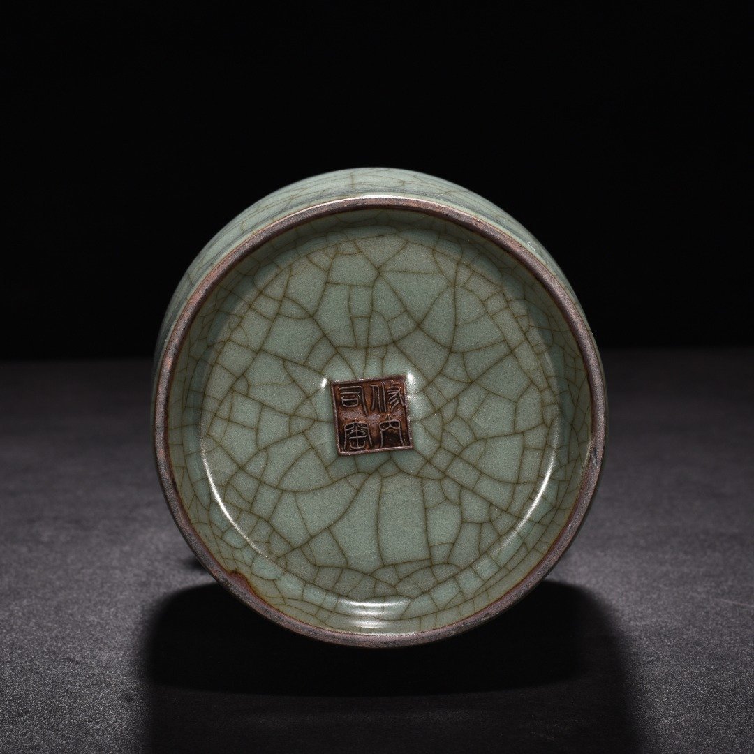 Song Dynasty official kiln celadon phoenix ear plate-mouth vase