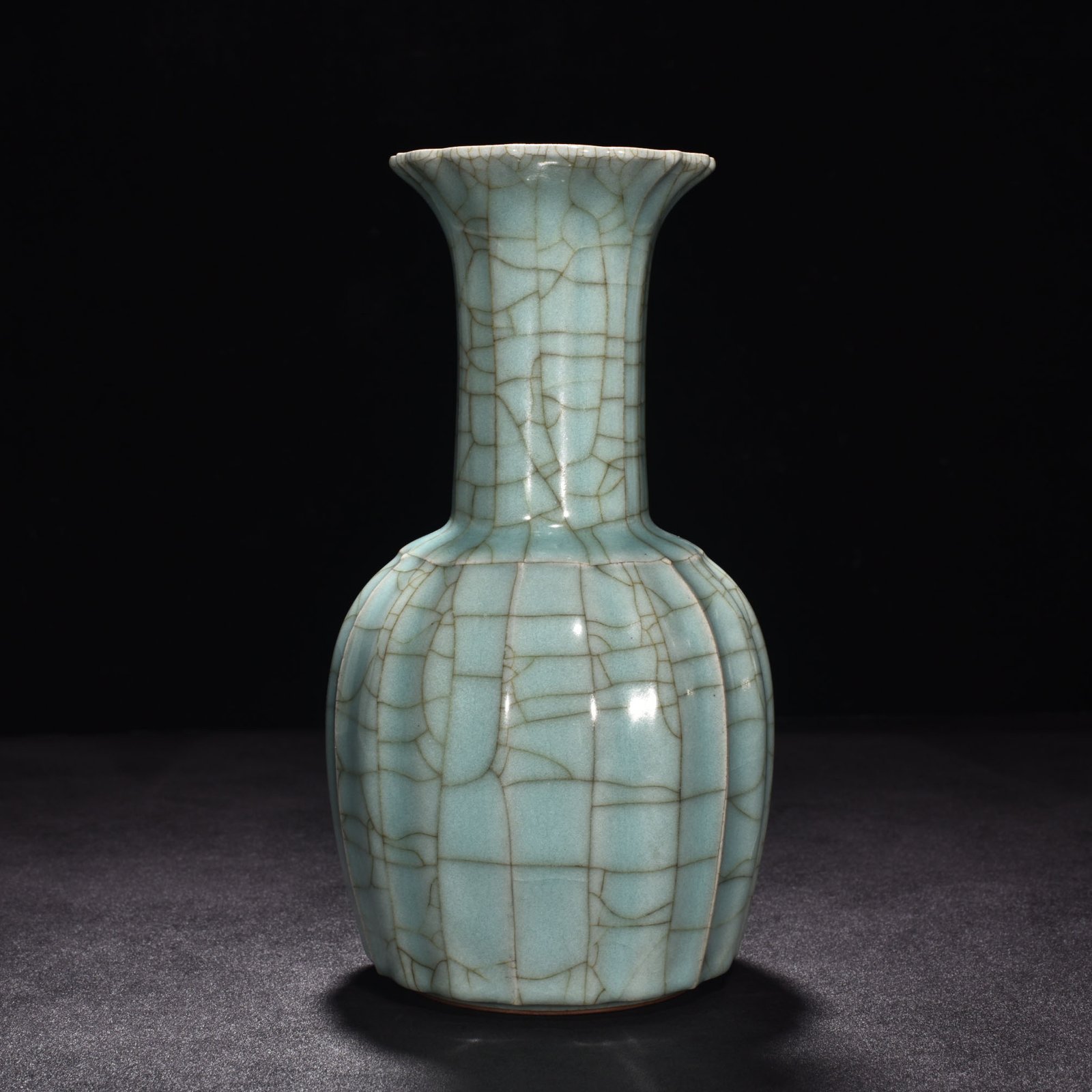 Song Dynasty official kiln celadon scratched edge vase