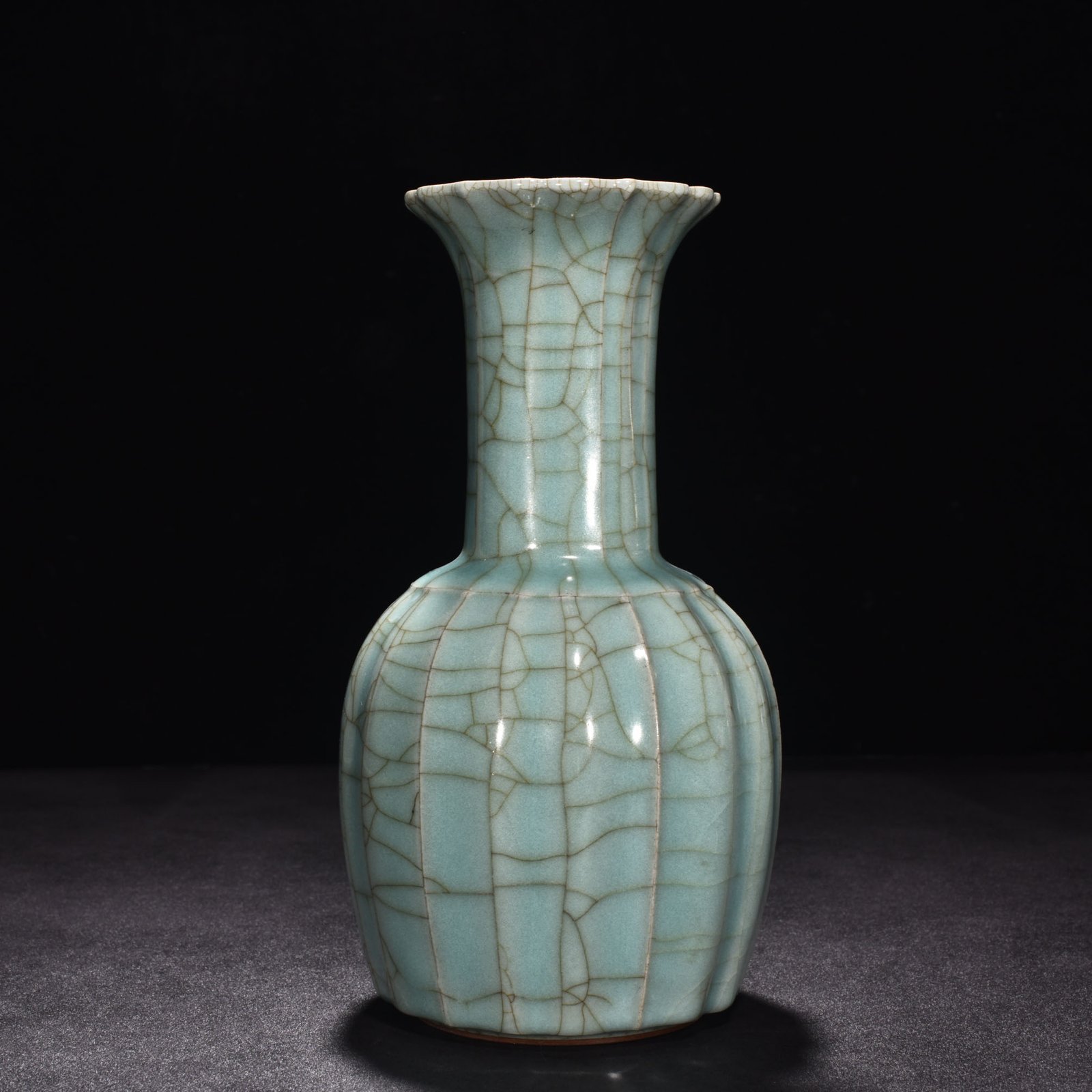 Song Dynasty official kiln celadon scratched edge vase