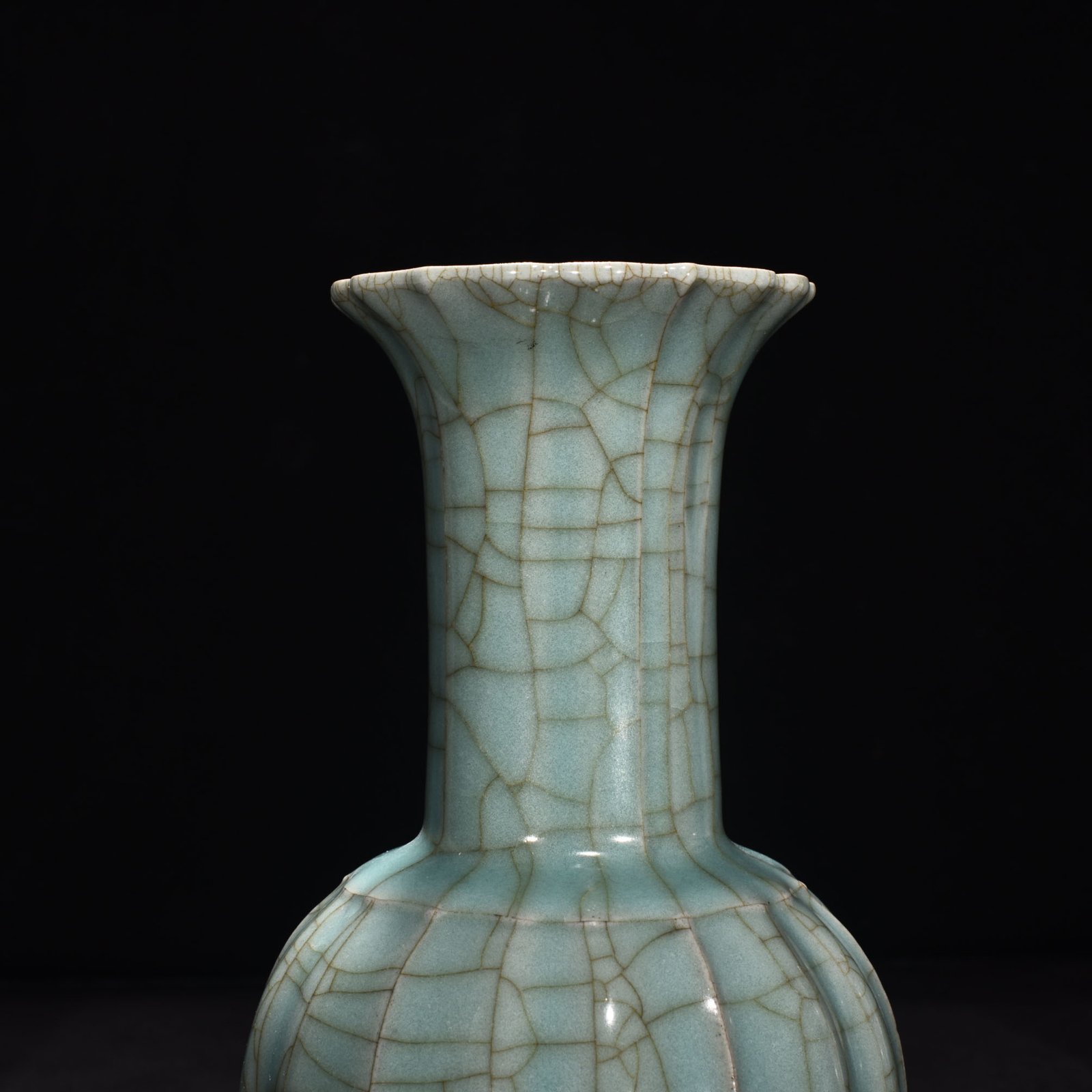 Song Dynasty official kiln celadon scratched edge vase