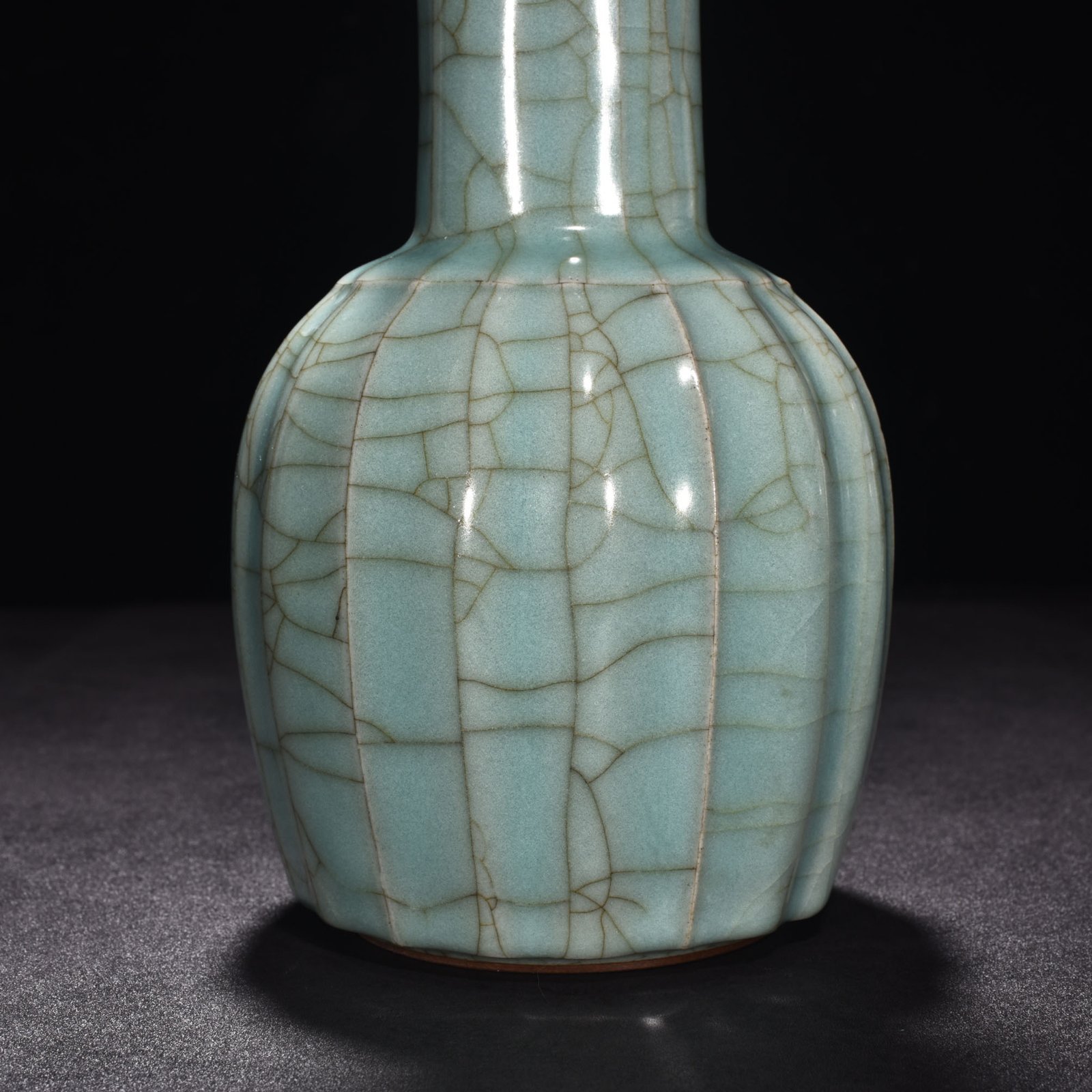 Song Dynasty official kiln celadon scratched edge vase