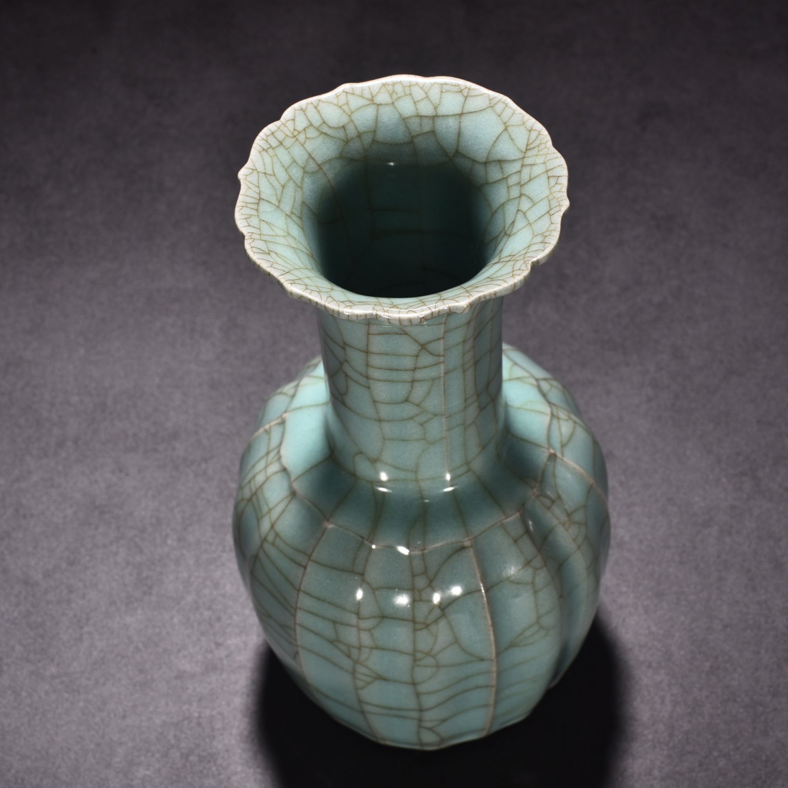 Song Dynasty official kiln celadon scratched edge vase