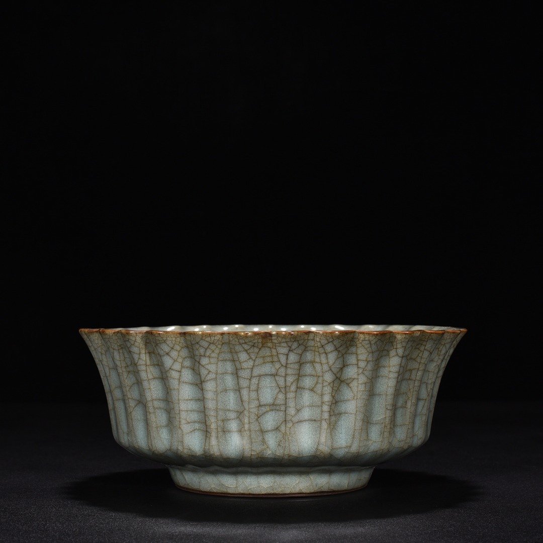 Song Dynasty official kiln celadon scraper bowl