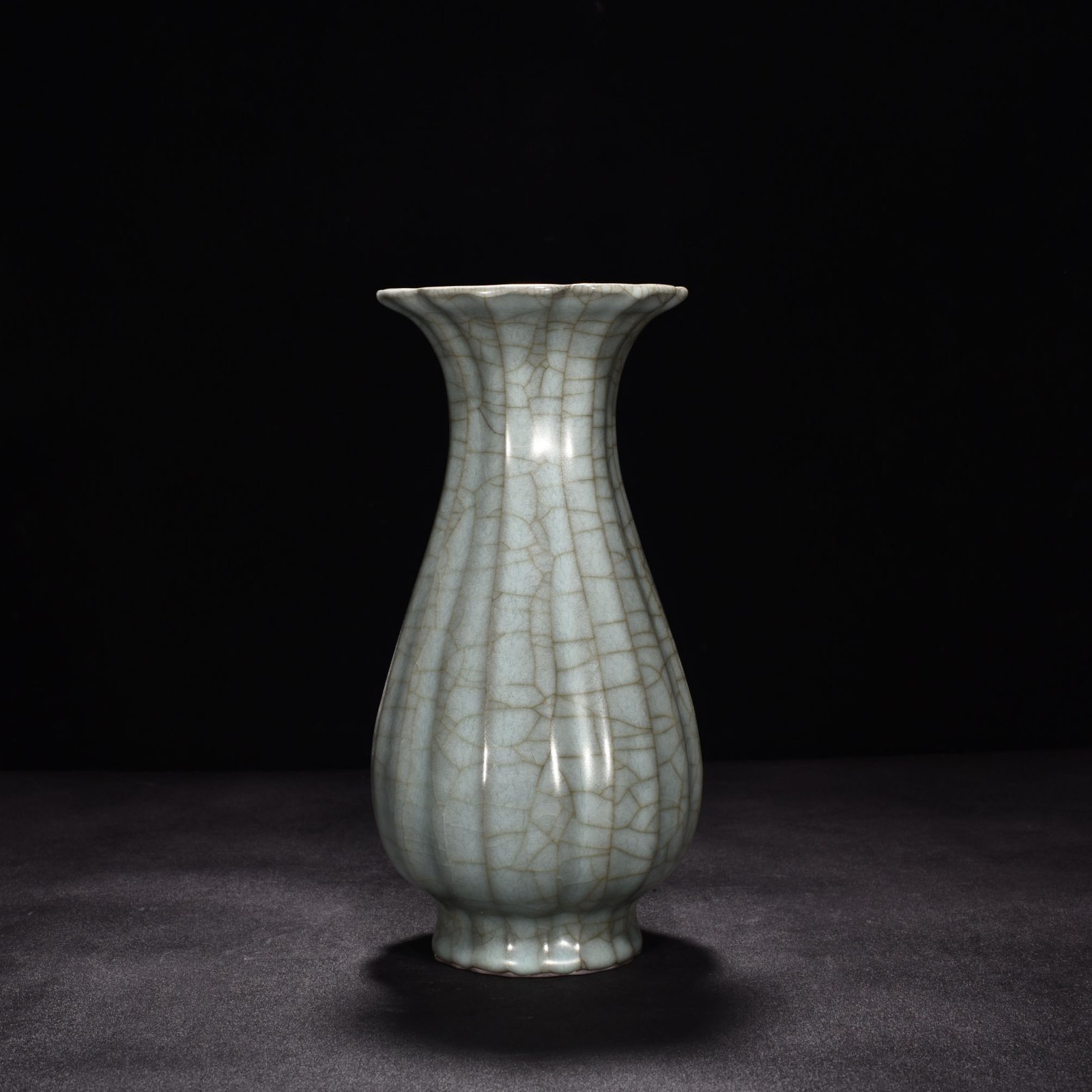 Song Dynasty Guan Kiln Celadon Scratched Line Vase