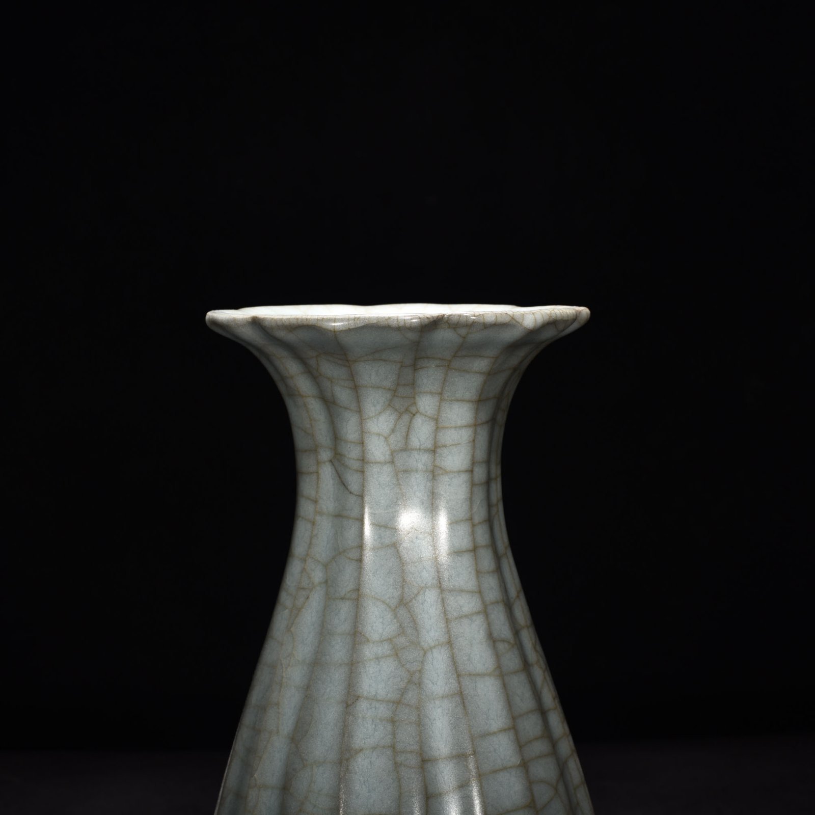 Song Dynasty Guan Kiln Celadon Scratched Line Vase