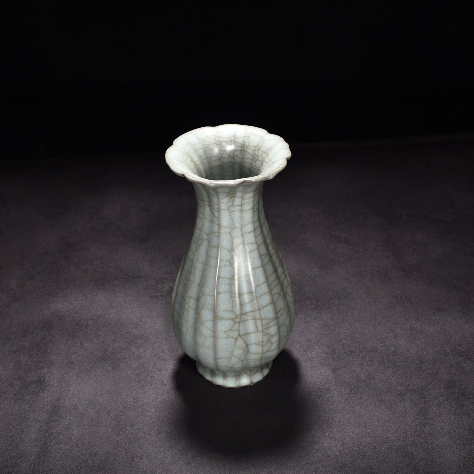 Song Dynasty Guan Kiln Celadon Scratched Line Vase
