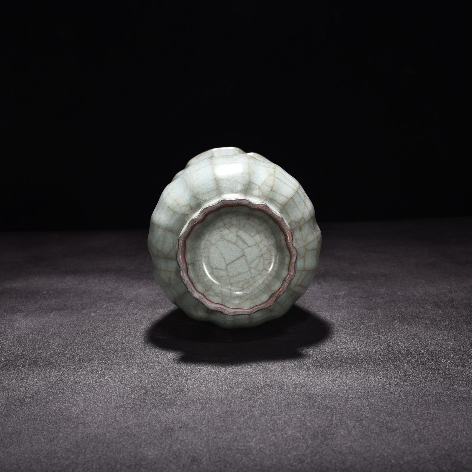Song Dynasty Guan Kiln Celadon Scratched Line Vase