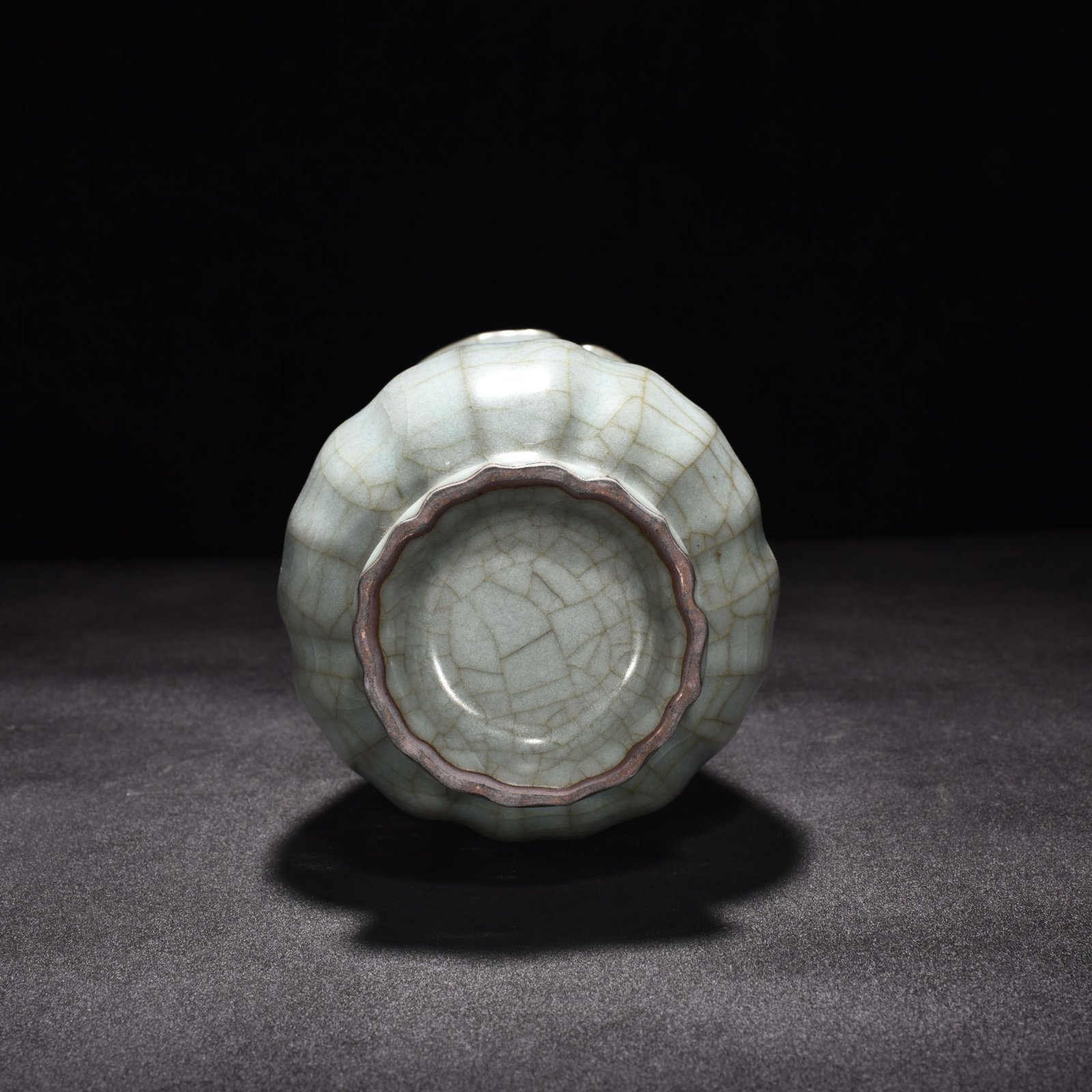 Song Dynasty Guan Kiln Celadon Scratched Line Vase
