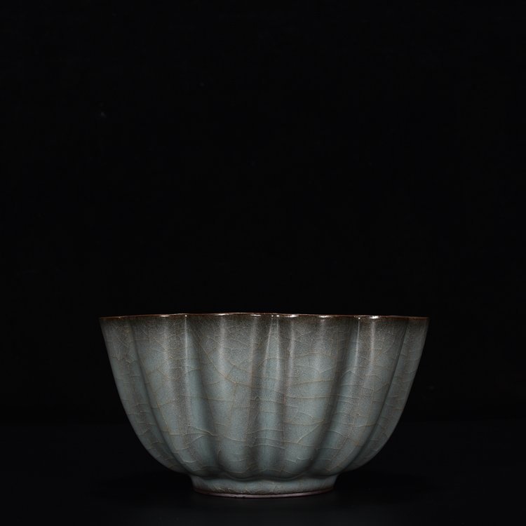 Song Dynasty Guan kiln celadon scraper bowl