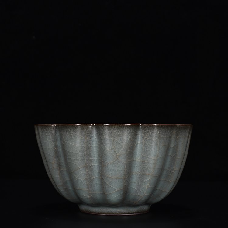 Song Dynasty Guan kiln celadon scraper bowl