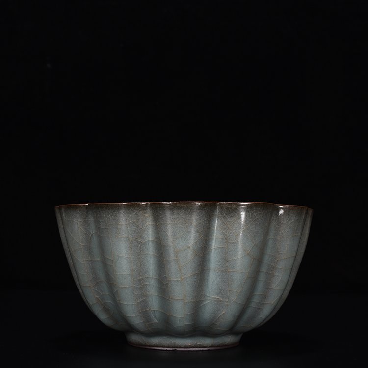 Song Dynasty Guan kiln celadon scraper bowl