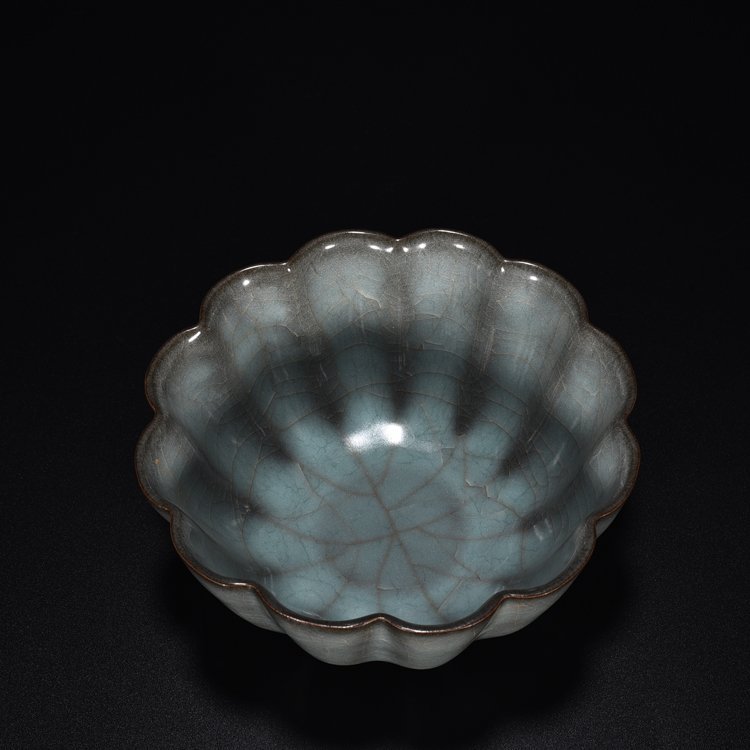 Song Dynasty Guan kiln celadon scraper bowl