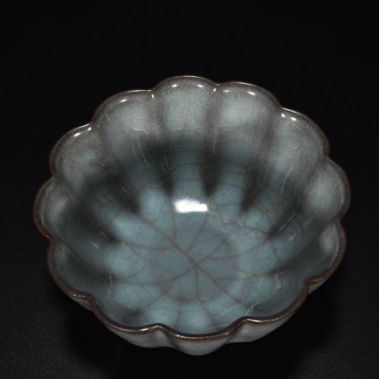 Song Dynasty Guan kiln celadon scraper bowl
