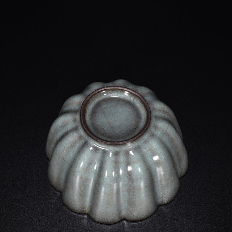 Song Dynasty Guan kiln celadon scraper bowl