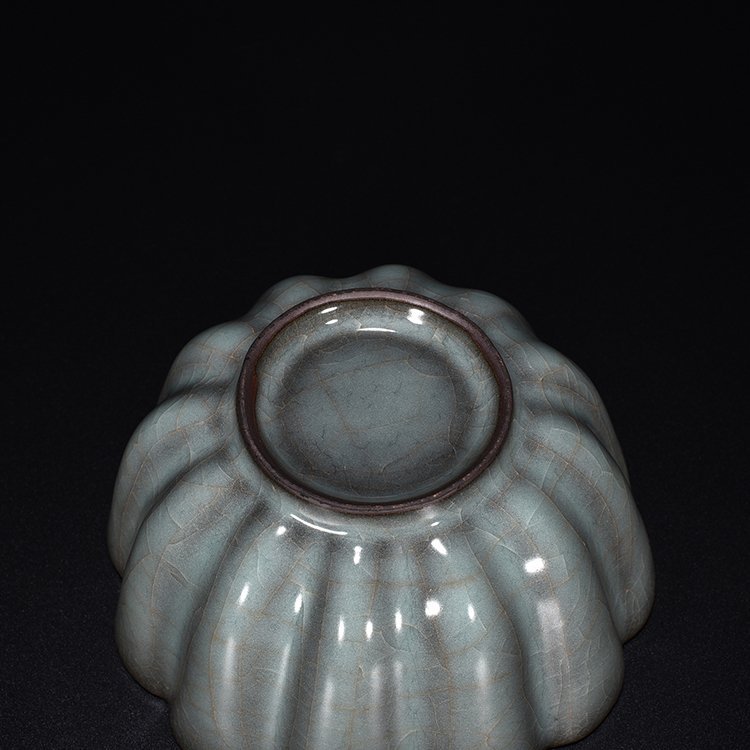 Song Dynasty Guan kiln celadon scraper bowl