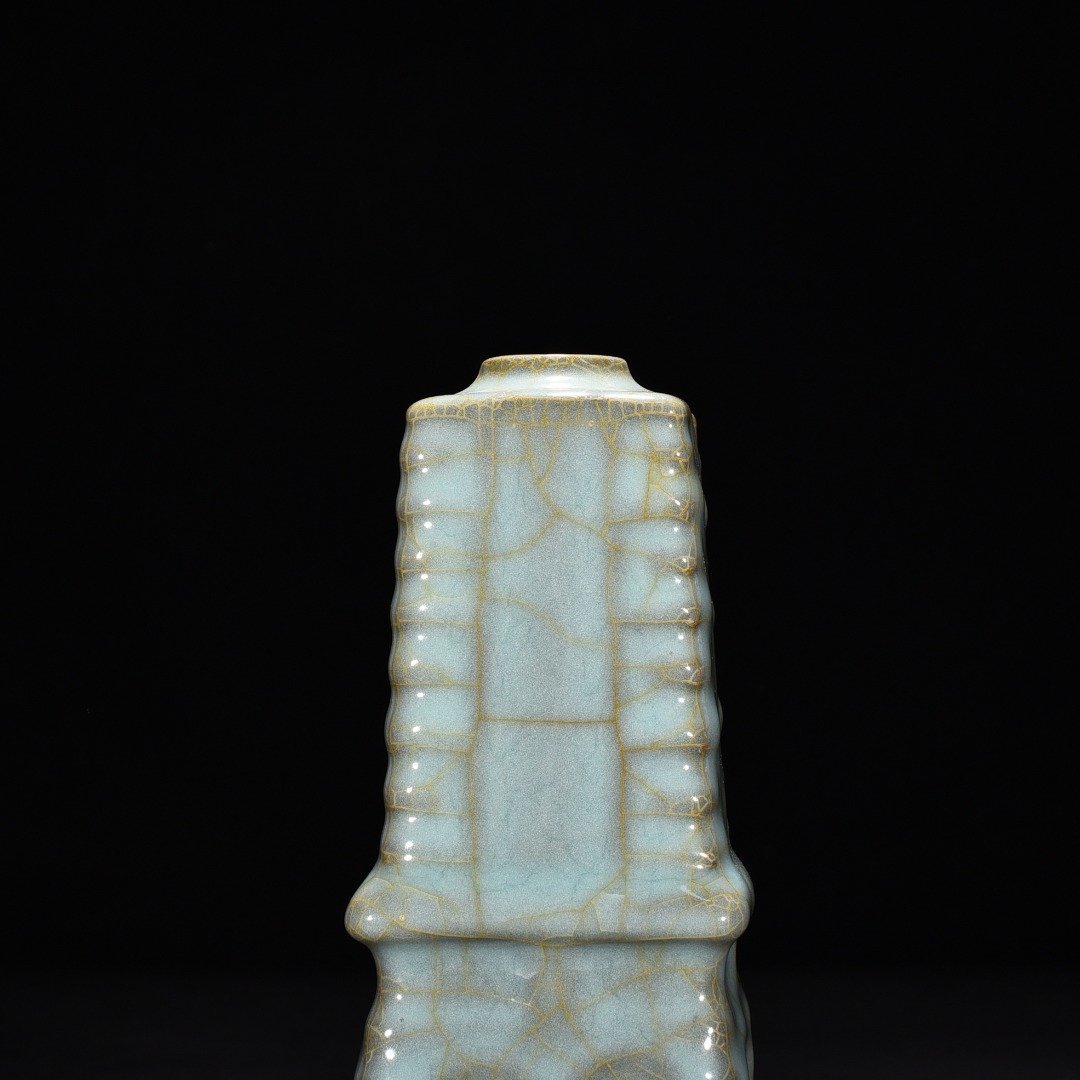 Song Dynasty official kiln celadon pagoda vase
