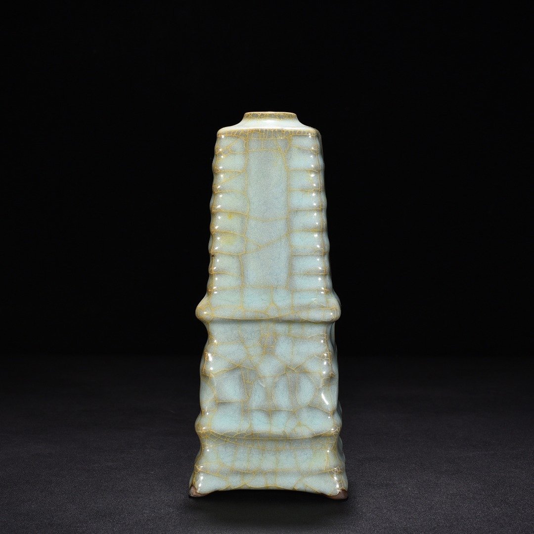 Song Dynasty official kiln celadon pagoda vase