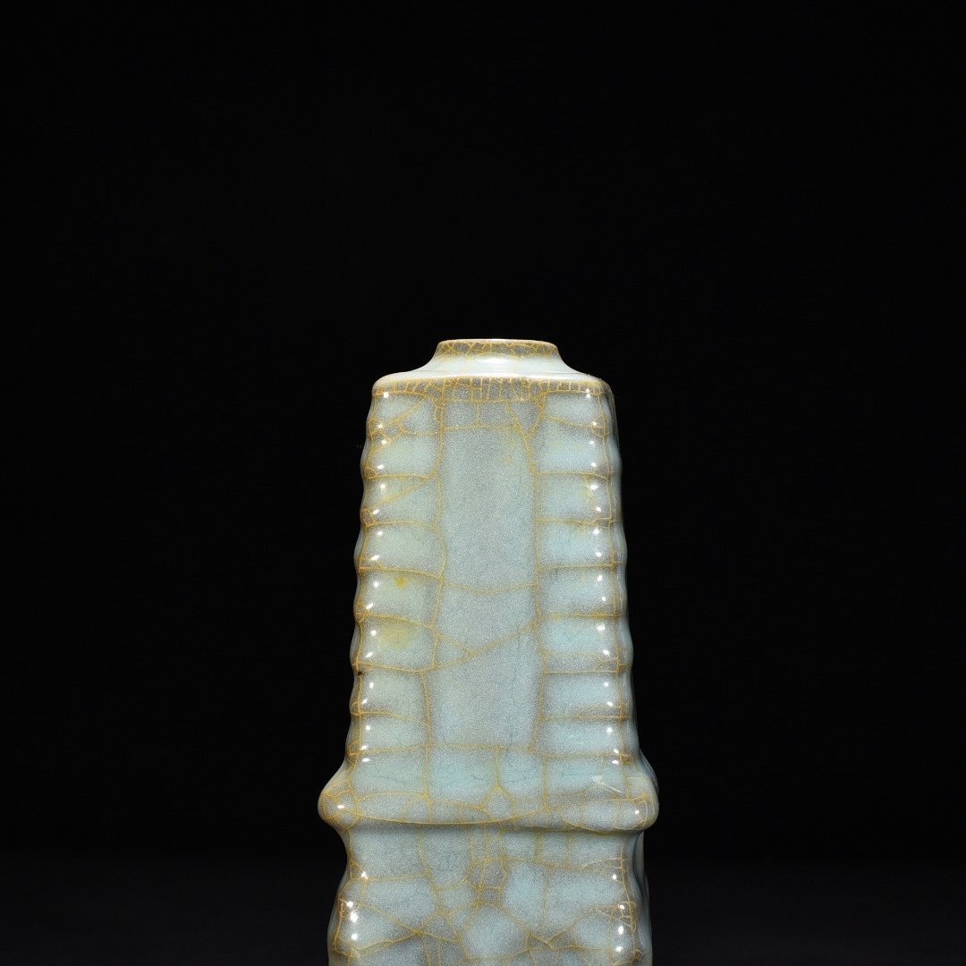 Song Dynasty official kiln celadon pagoda vase