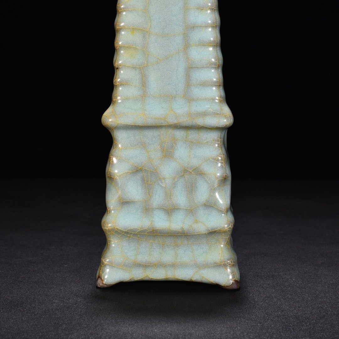 Song Dynasty official kiln celadon pagoda vase