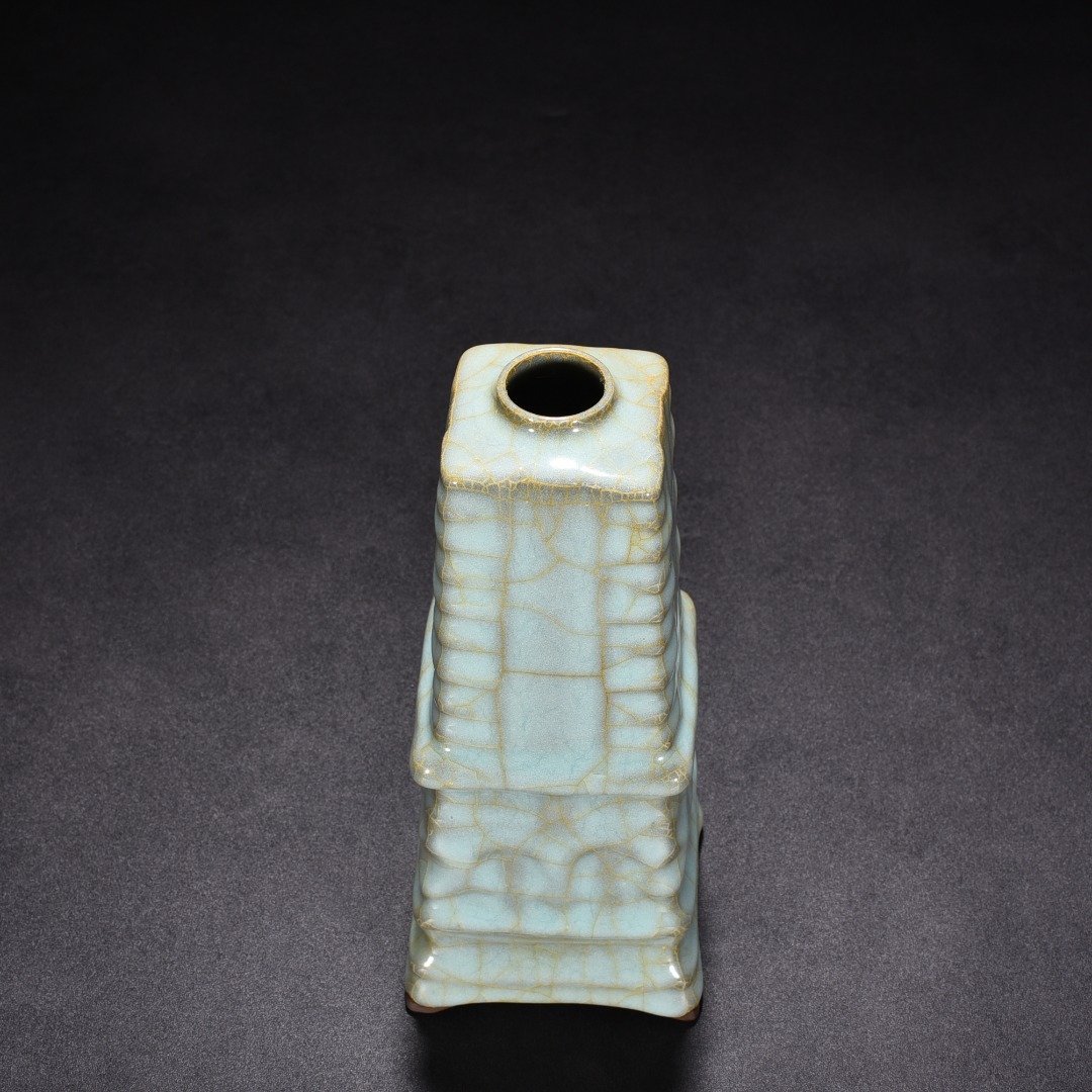 Song Dynasty official kiln celadon pagoda vase
